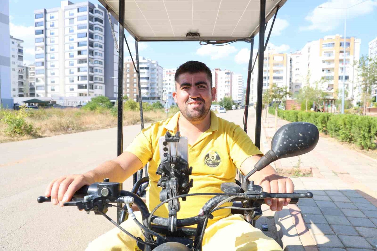 Adana Kozan\'da seyyar dondurmacının güneş paneli, 40 km menzili aşmasını sağladı