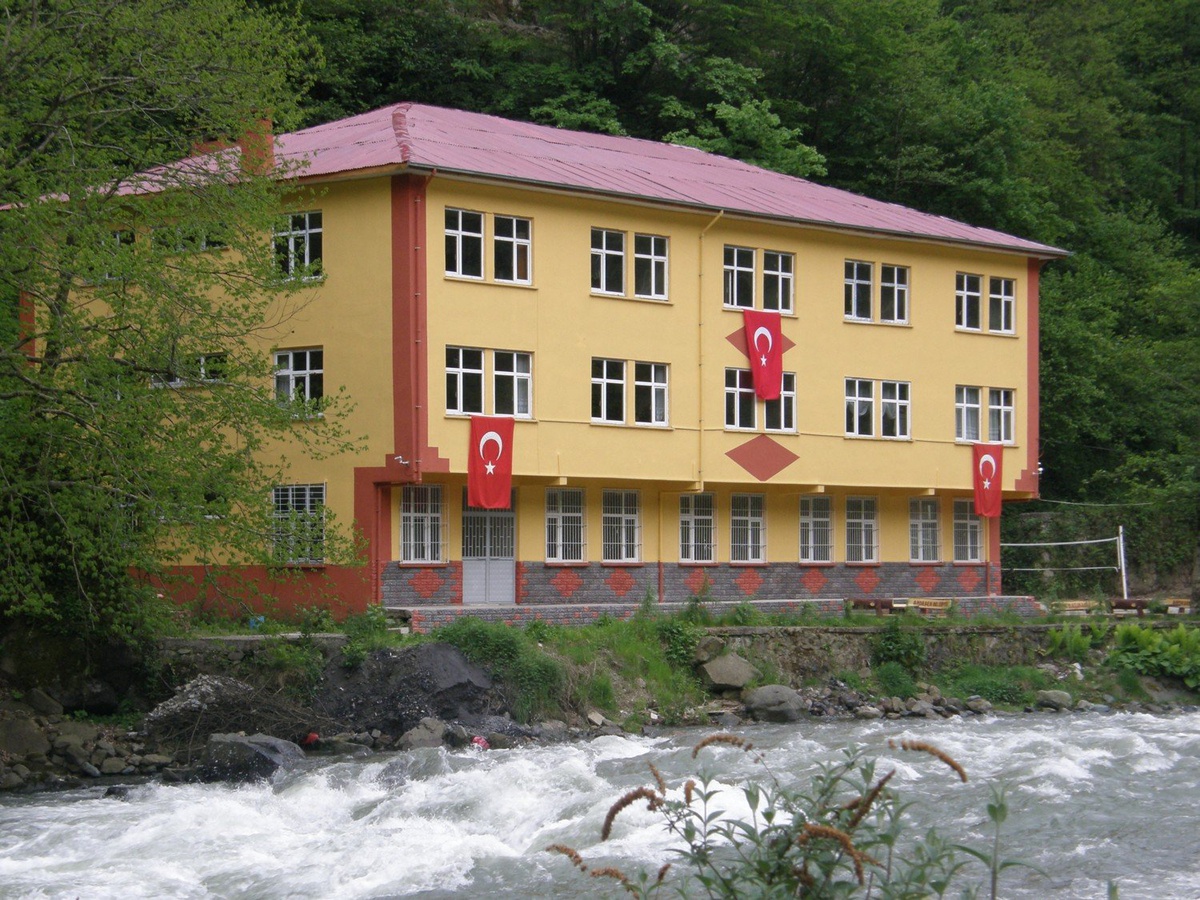 Adem Sazkaya, 1993 mezunu olduğu Çamlıhemşin\'deki lisenin müdürlüğüne atandı