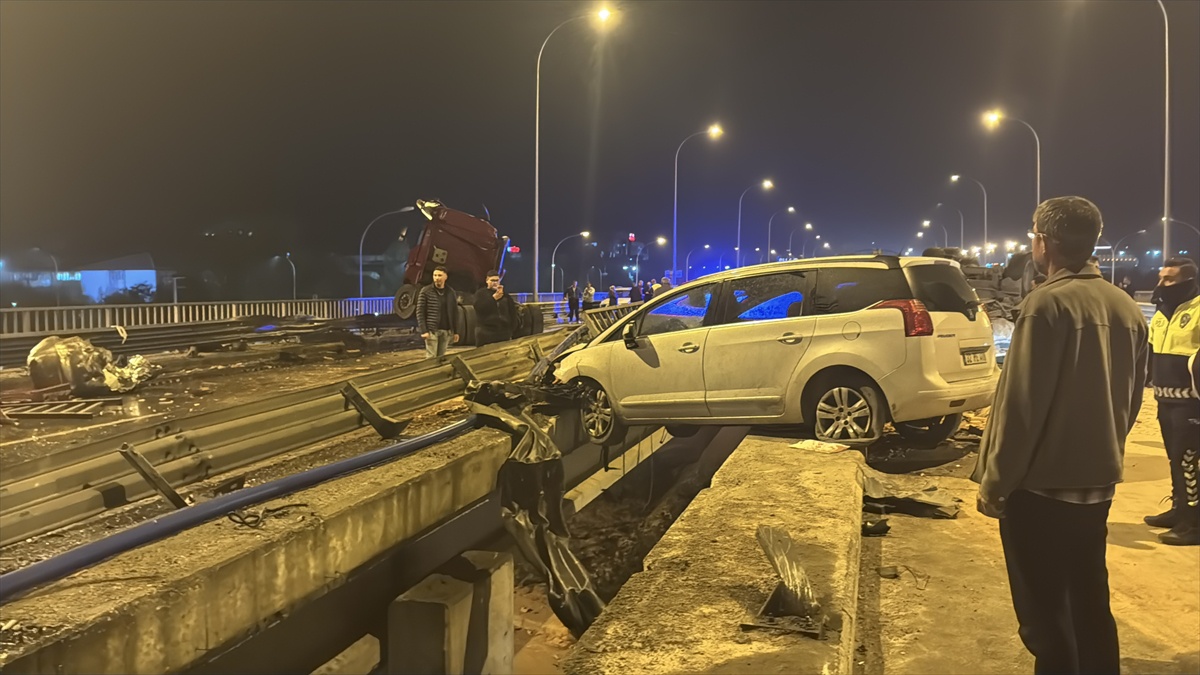 Afyonkarahisar\'da tır ile 3 otomobilin karıştığı kazada 1 kişi öldü, 7 kişi yaralandı