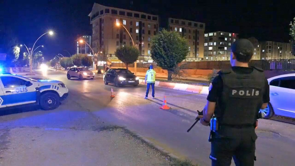 Ağrı\'da 34 aranan kişi huzur denetiminde yakalandı, 861 bin 705 lira ceza uygulandı