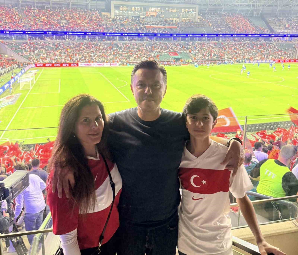 AK Partili Hatipoğlu, Milli Takım\'ın Fransa\'ya 1-0 yenildiği maçı tribünden izledi