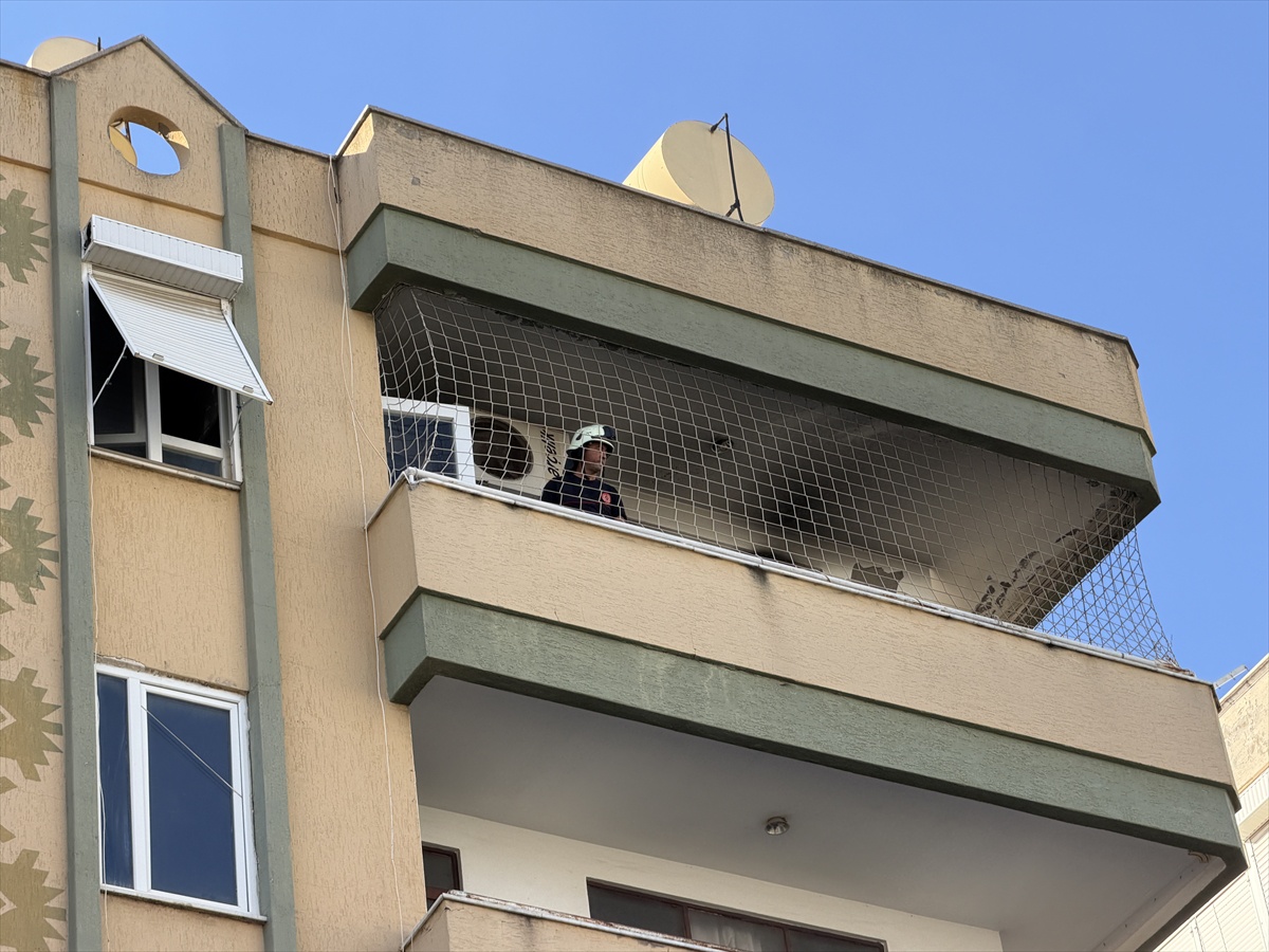 Alanya\'da 5 katlı binanın en üst katındaki dairedeki yangın söndürüldü, hasar oluştu