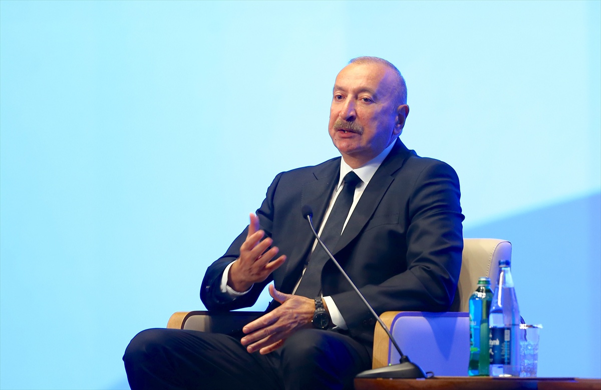 Aliyev Bakü\'deki 2. Yatırım Forumu\'nda petrol dışı sektörlerin önemini vurguladı