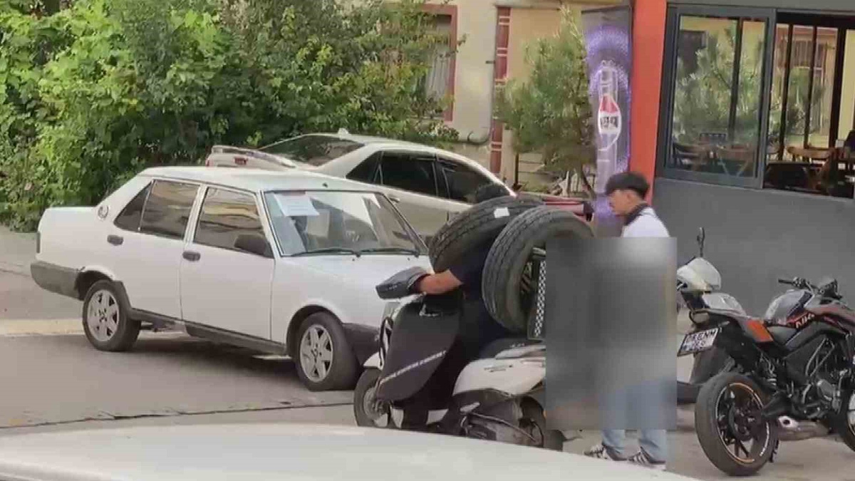 Kahramankazan\'da motosikletli kuryenin tehlikeli yolculuğu: Bir lastik boynunda, biri arkada