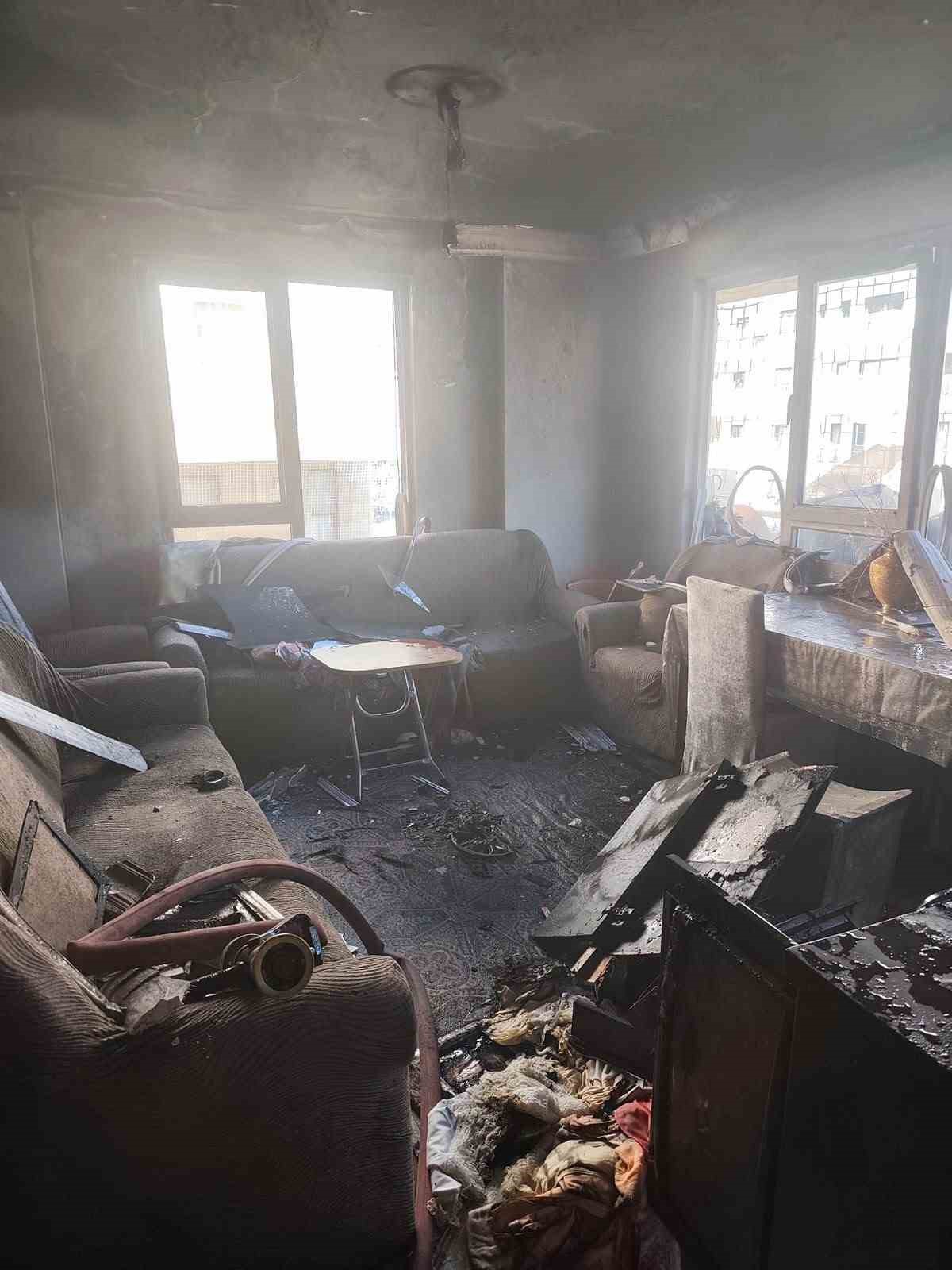 Antalya Alanya\'da 5 katlı apartmanın en üst katındaki dairede çıkan yangın söndürüldü