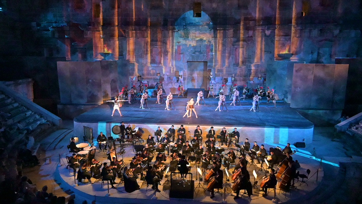 Antalya\'da 33. Aspendos Festivali\'nde Kazak topluluğu Spartaküs balesini sahneledi