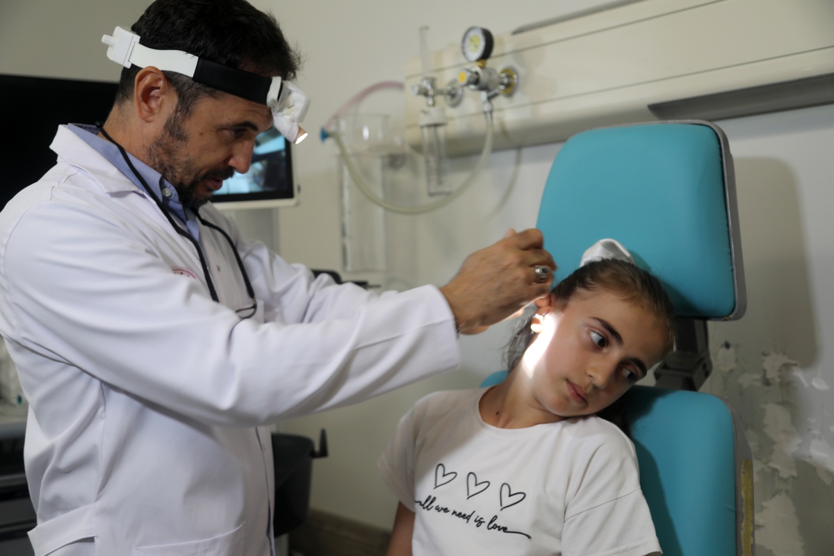 Antalya\'da koklear implant uygulanan iki çocuk işitme ve konuşmada ilerledi