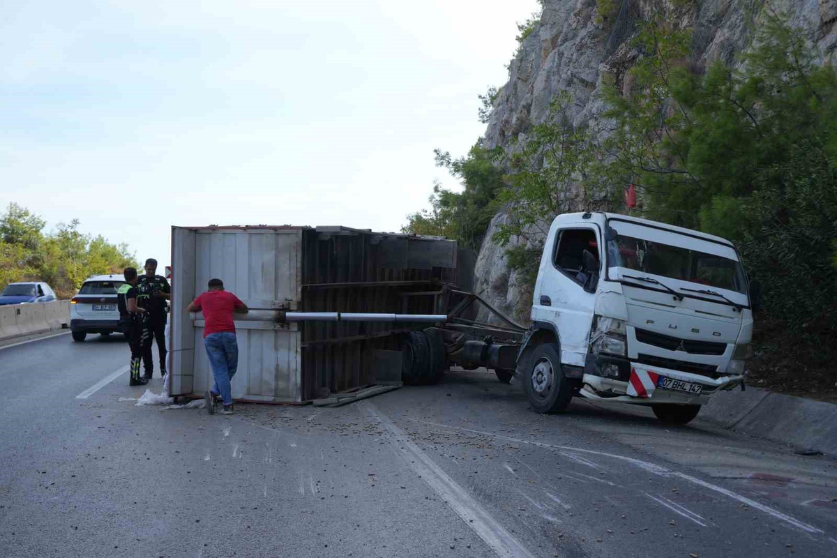 Antalya-Kemer karayolunda pelet yüklü kamyonun kasası devrildi, sürücü yaralandı