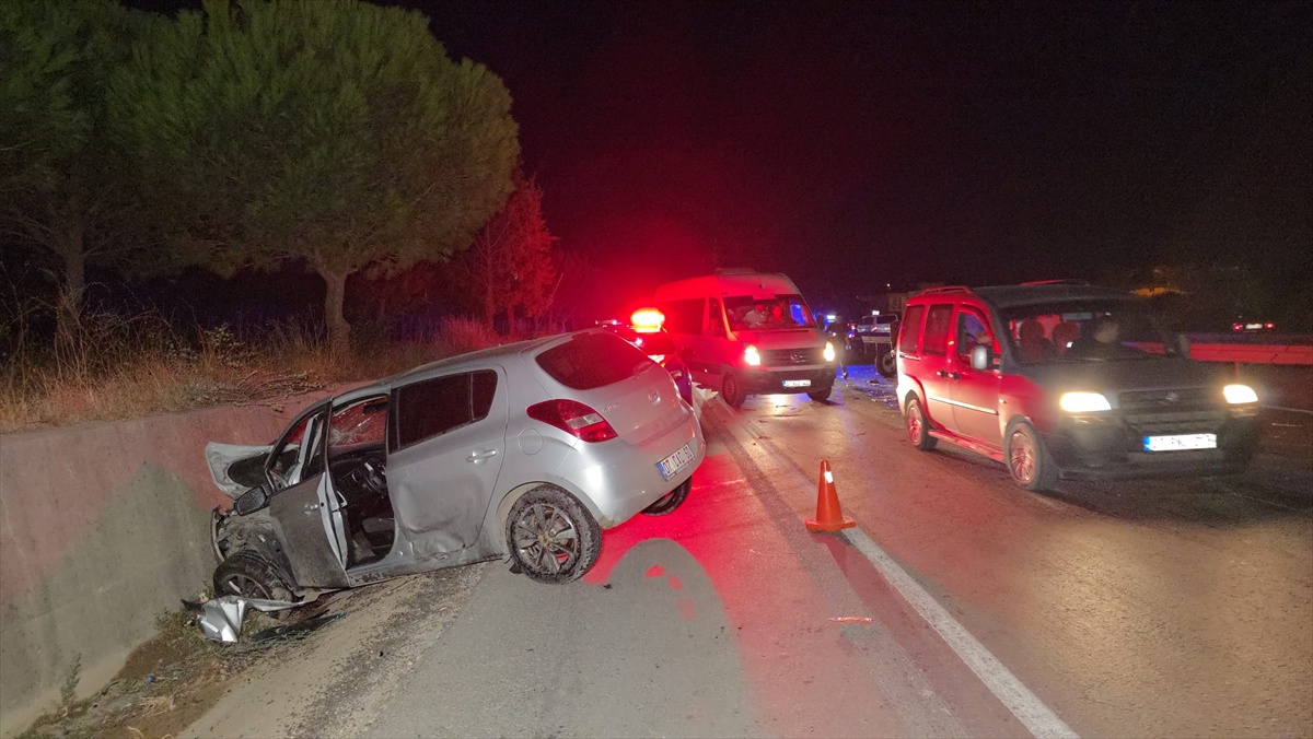 Antalya Manavgat\'ta otomobilin traktöre arkadan çarpması 3 kişiyi yaraladı