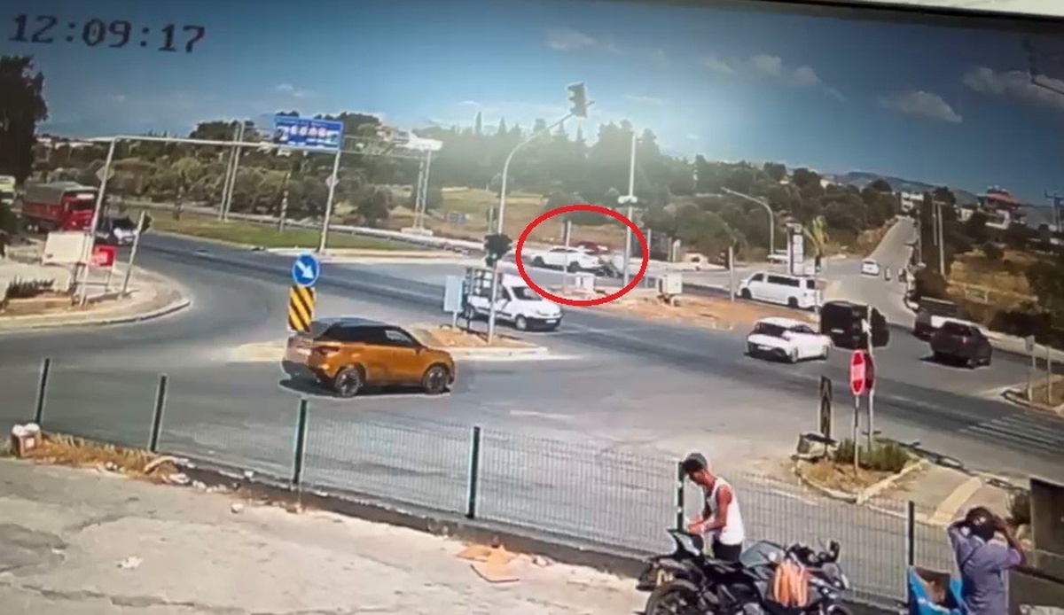Manavgat\'ta kırmızı ışık ihlali yapan otomobile motosiklet çarptı, 2 kişi yaralandı