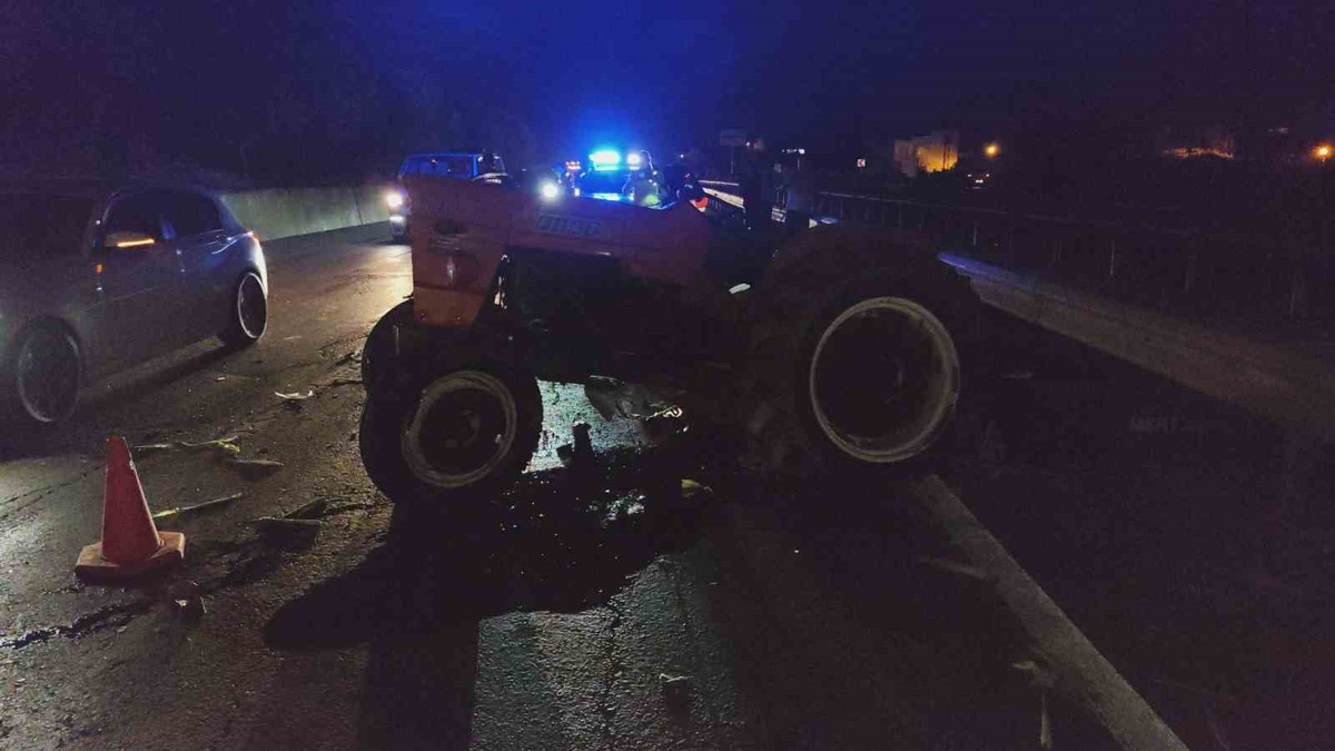 Antalya Manavgat\'ta otomobilin traktöre çarptığı kazada 2 kişi ağır yaralandı