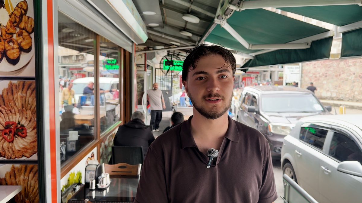 Artvin Hopa\'da işletmeci Yazıcı, boğazına yemek kaçan müşteriyi Heimlich\'le kurtardı