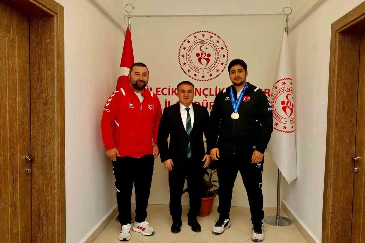 Bilecik Gençlik ve Spor İl Müdürü Demir, Avrupa şampiyonu Zaloğlu'nu tebrik etti