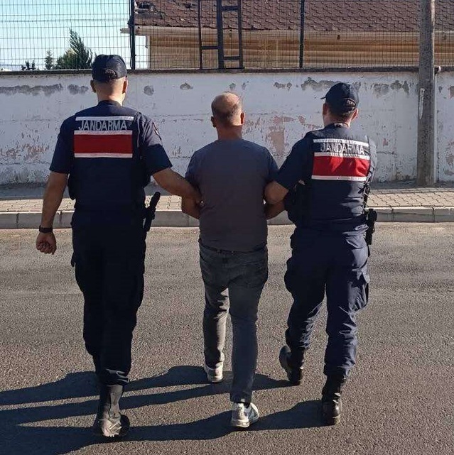 Jandarma, Aydın Nazilli'de 28 yıl 5 ay 20 gün hapis cezasıyla aranan şahsı yakaladı