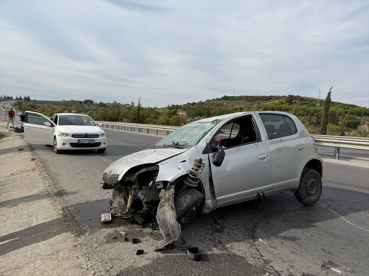 Aydın Söke\'de otomobil istasyonun duvarına çarpıp devrildi, 3 kişi yaralandı