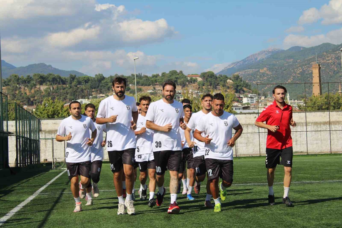 Aydınspor, geçen sezon formayı giyen Duran Adagümeli ile yeni sezonda yeniden anlaştı
