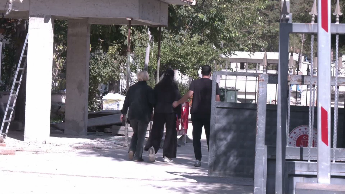 Emekli polis, AYM önündeki eylemde yaşamına son verdikten sonra defnedildi