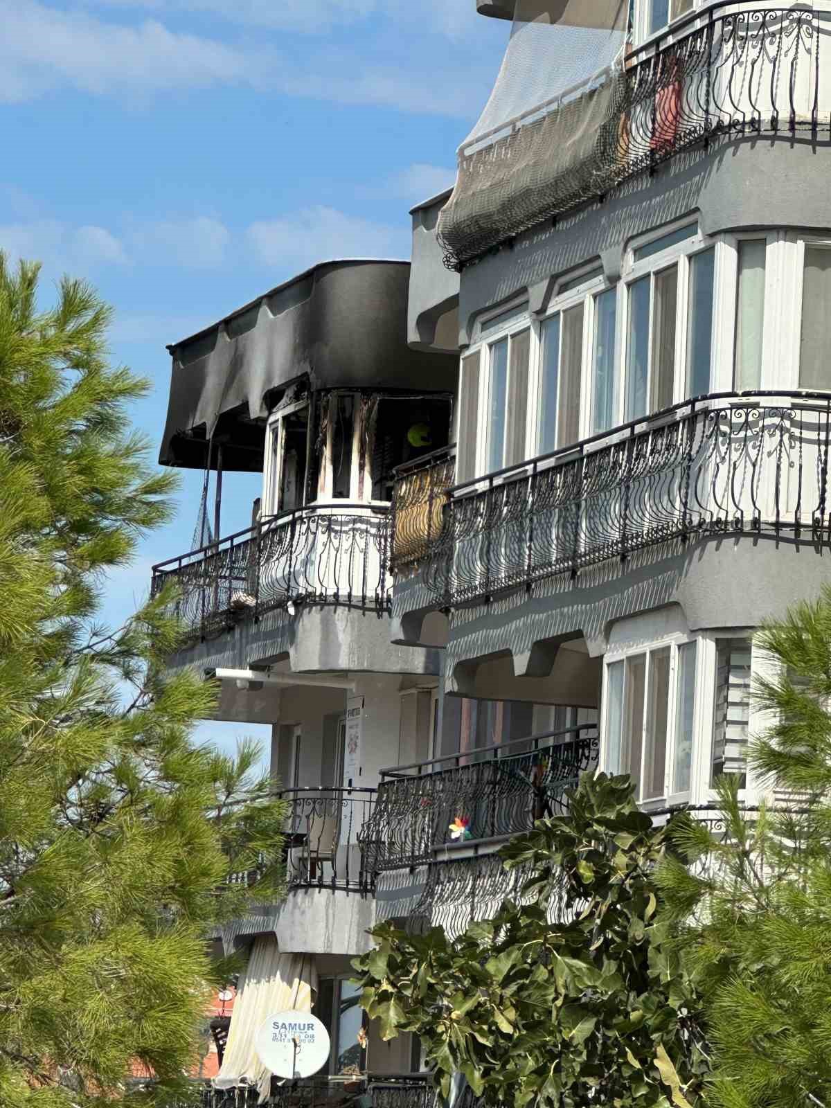 Ayvalık\'ta 5 katlı binanın üst katındaki dairede çıkan yangında can kaybı olmadı