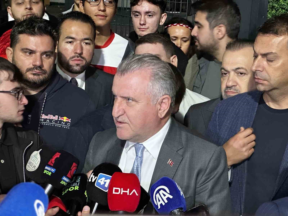 Bakan Bak, Fransa'ya yenilen A Milli Takım için 'iyi işler yapacaklar' dedi