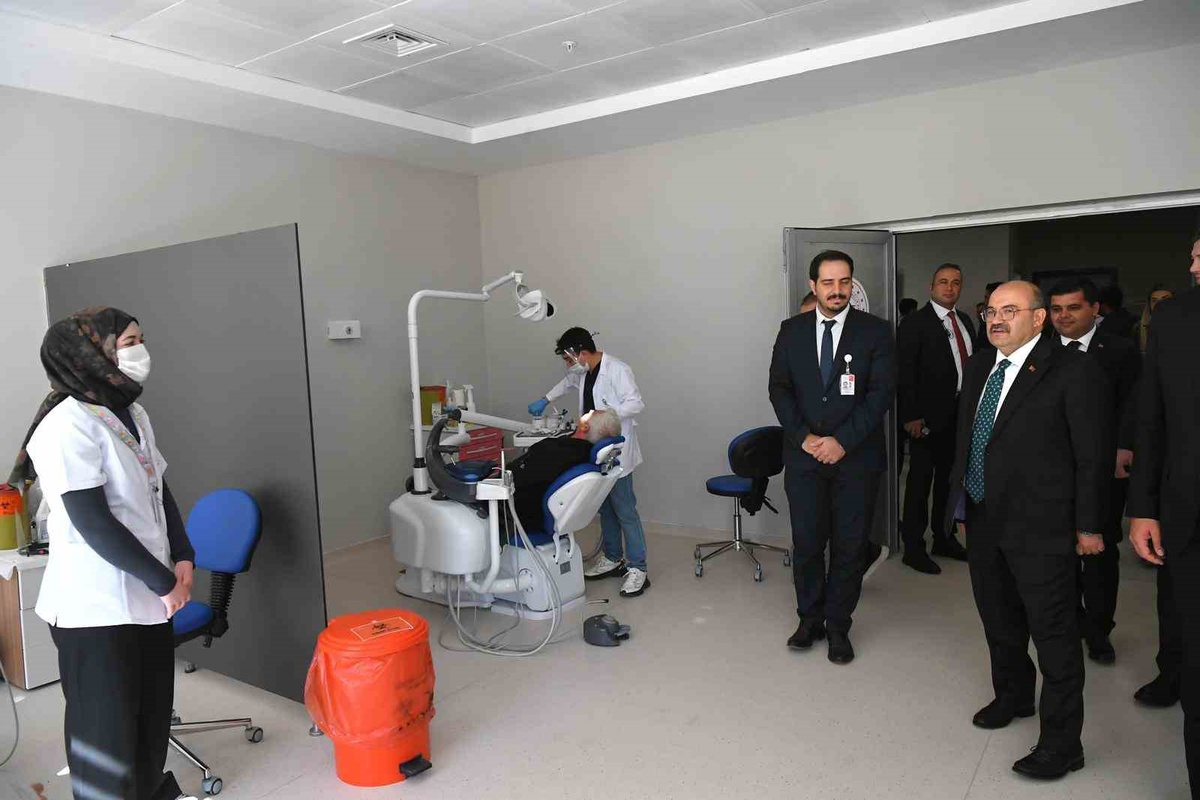 Sındırgı Devlet Hastanesi 20 Eylül 2026\'da hizmete girdi, Vali Ustaoğlu ziyaret etti
