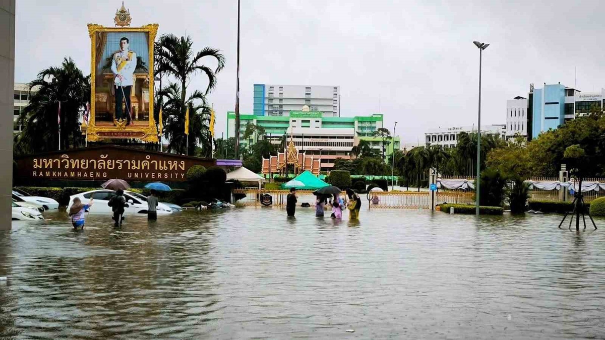 Bangkok\'ta 48 saati aşan yağışların yol açtığı selde 50 ilçe afet bölgesi ilan edildi