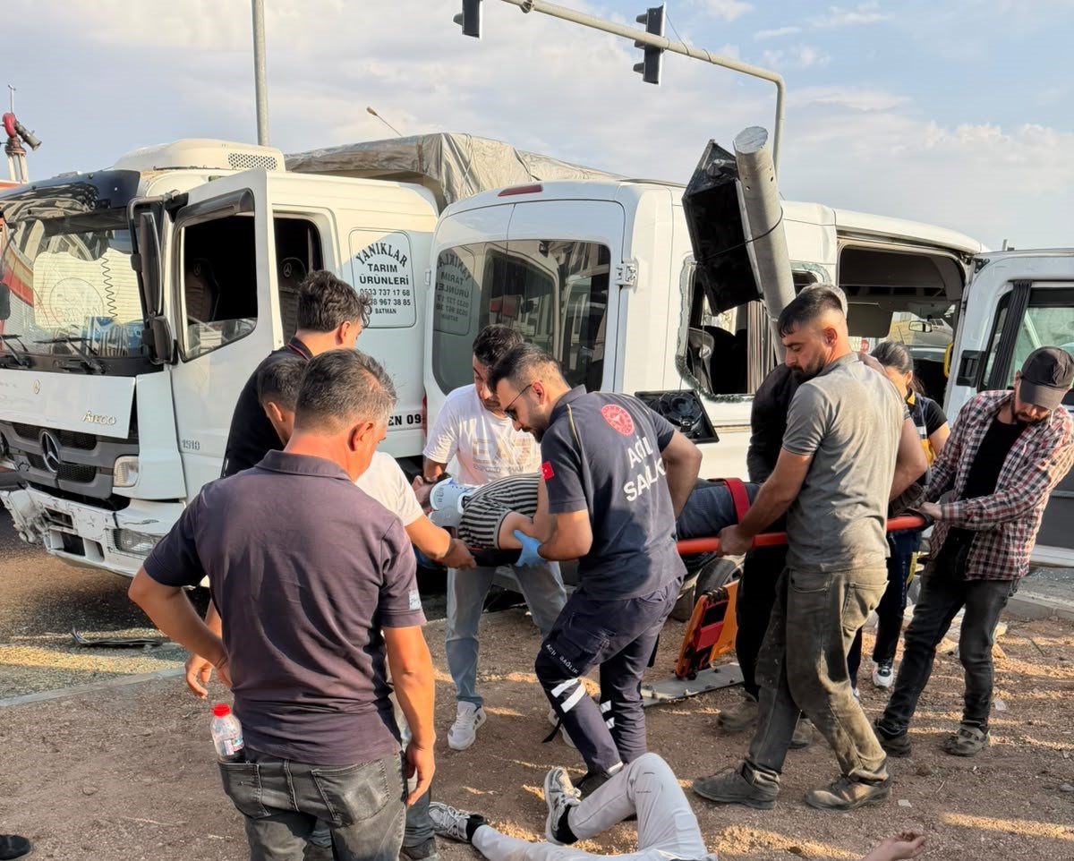 Batman TPAO Bulvarı\'nda servis minibüsü ile kamyon çarpıştı, 6 kişi yaralandı