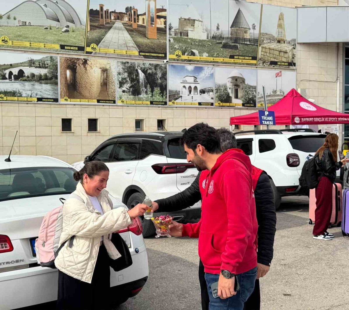 Bayburt\'ta üniversite öğrencilerine Gençlik Merkezi ve Yeşilay stant açtı