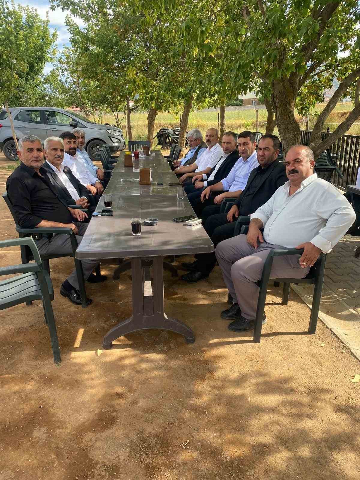 Bitlis Güroymak\'ta 15 muhtar iletişim köprüsü için dernekte toplandı