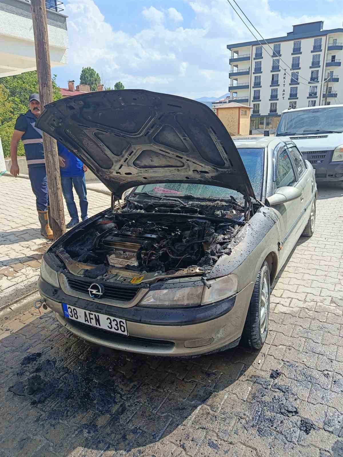 Bitlis Tatvan\'da otomobil motor bölümünde tutuşarak kullanılamaz hale geldi