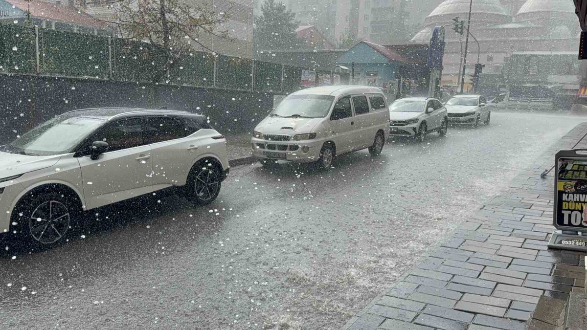 Bitlis Tatvan\'da etkili olan sağanak, ceviz büyüklüğünde doluyla yolları göle çevirdi
