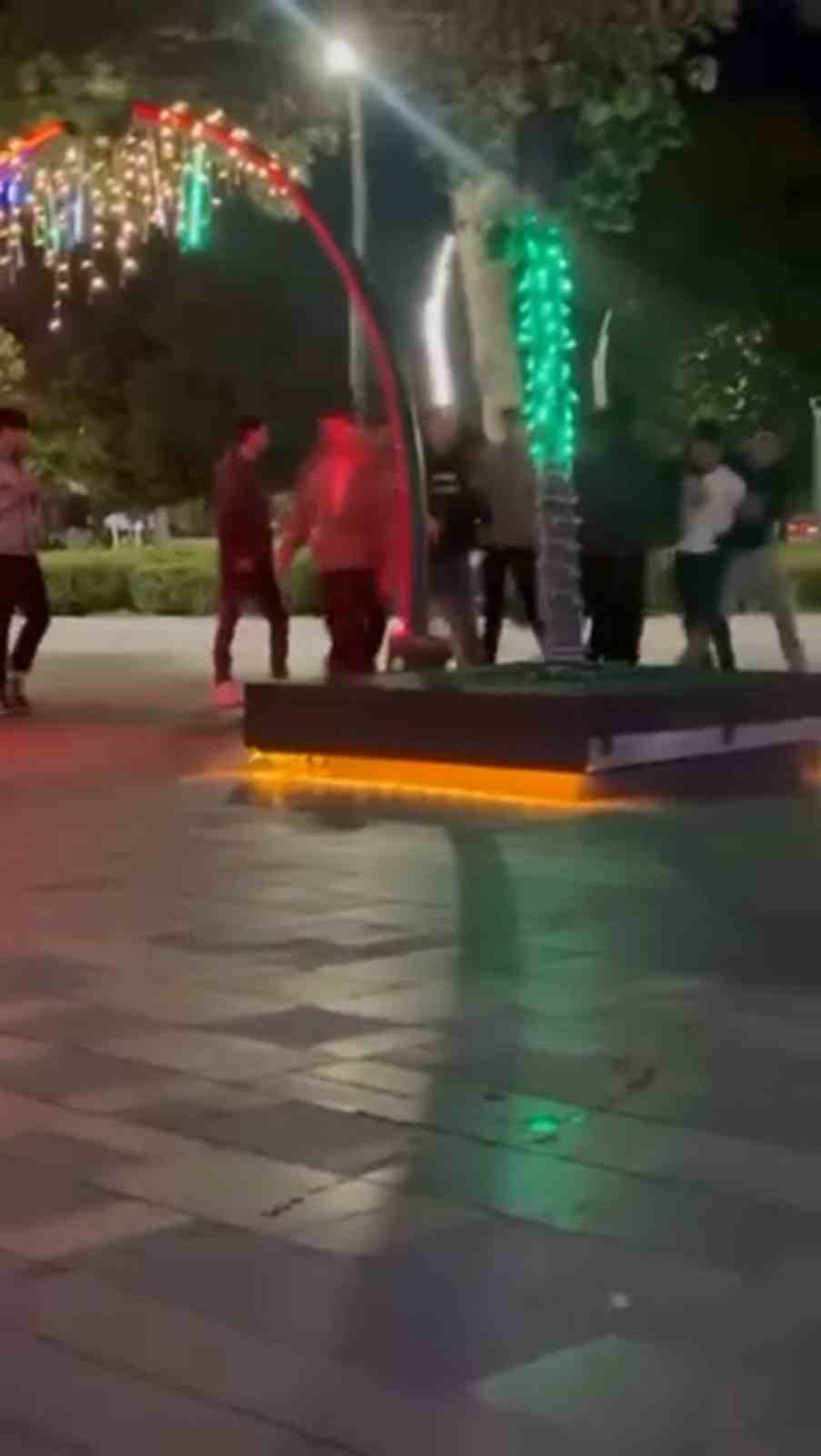 Bolu\'da Valilik Meydanı\'nda iki grubun tartışması tekme ve yumruklu kavgaya dönüştü
