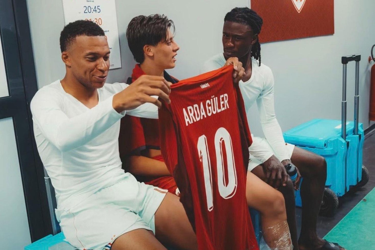 Bu fotoğrafın anlamı çok başka! Mbappe\'nin Arda Güler\'in formasına bakışına dikkat