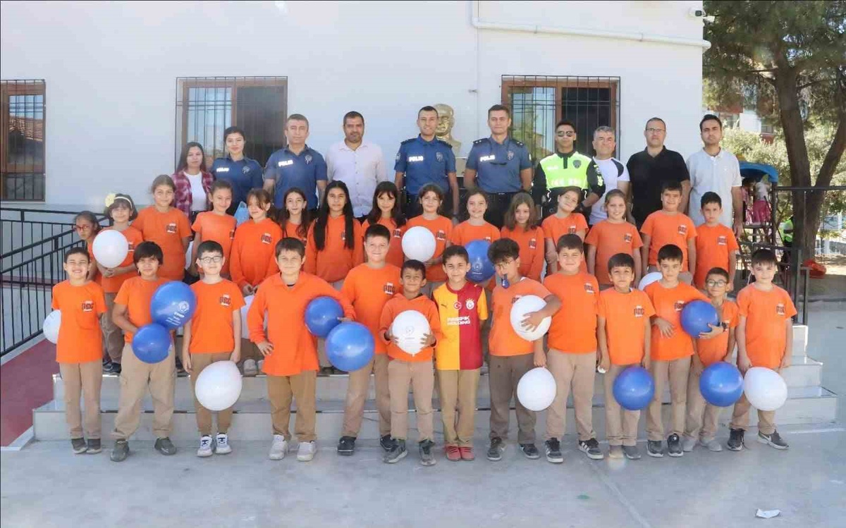 Buldan\'da lösemi tedavisini tamamlayan öğrenciye polis Galatasaray forması hediye etti