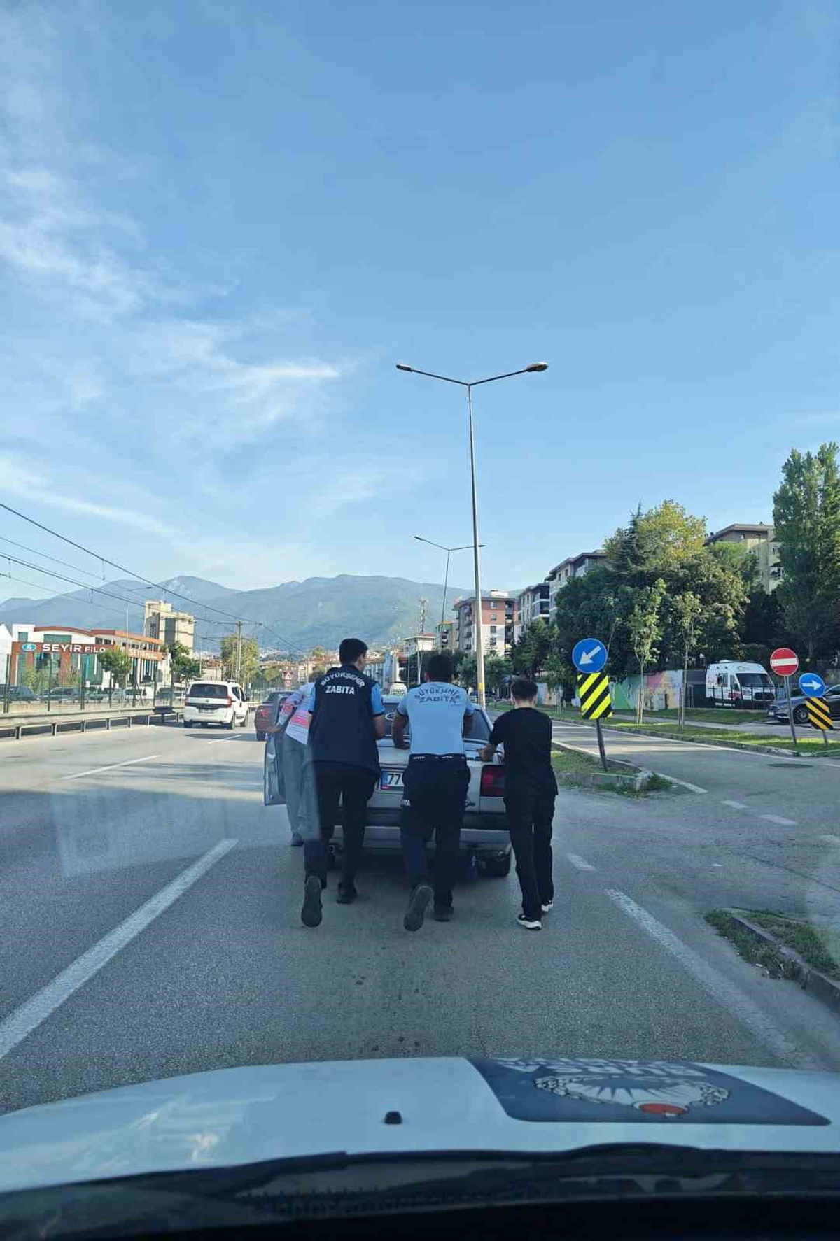 Bursa\'da yakıtı biten sürücünün aracını zabıta 2 kilometre iterek istasyona ulaştırdı