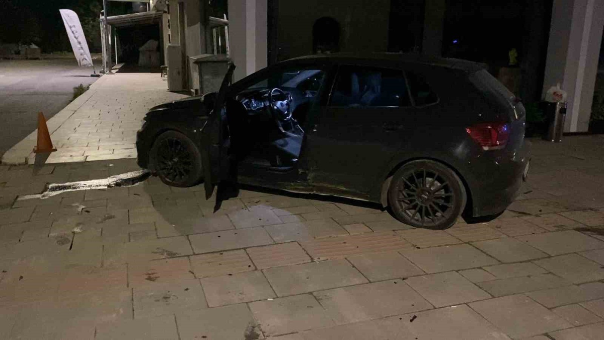 Bursa İnegöl\'de gece otomobil kaldırıma çıkarak tabelaları devirdi, sürücü yaralandı