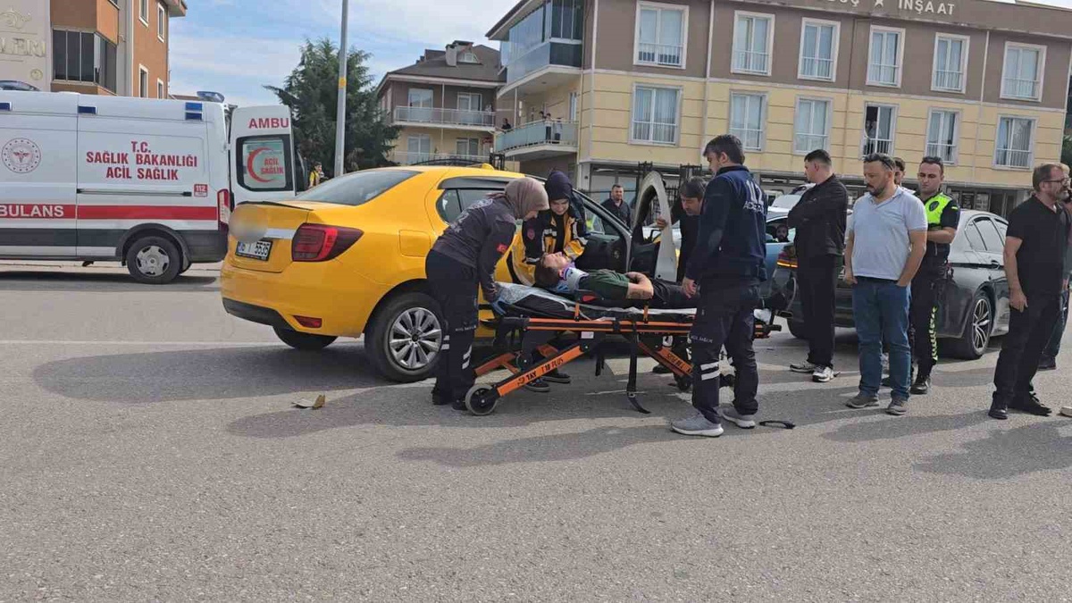 Bursa İnegöl\'de ticari taksi ile otomobil çarpıştı, 2 yaralı hastaneye kaldırıldı