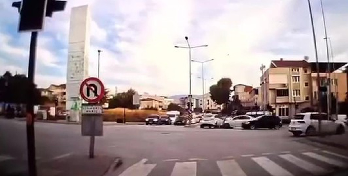 Bursa\'da hatalı dönüş yapan otomobilin karıştığı kaza anı kameraya yansıdı
