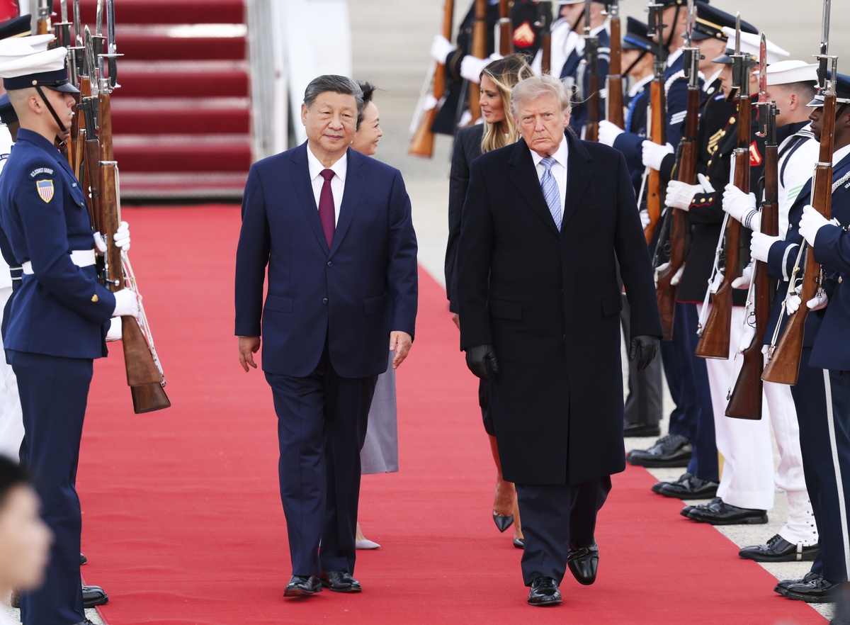 ABD ziyaretini tamamlayan Xi Jinping, eşi Peng Liyuan ile aynı uçakla Beijing\'e döndü