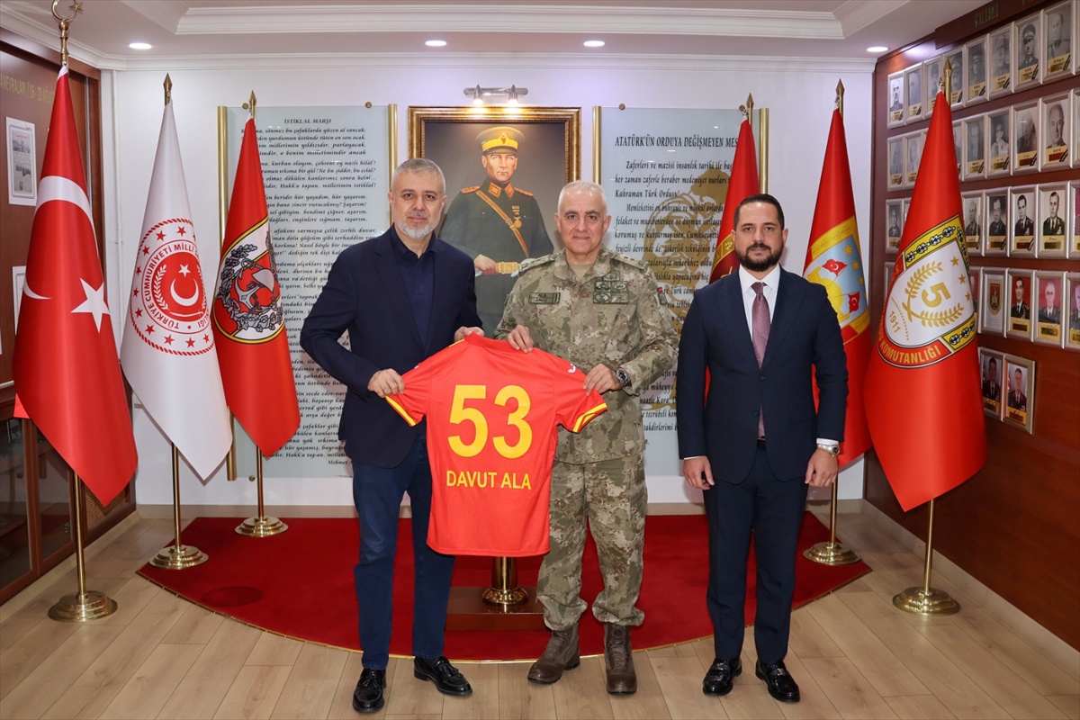 Çorlu Kitap Fuarı kapılarını açtı, Çorluspor 5. Kolordu Komutanı\'na forma hediye etti
