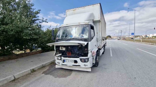 Çorum Alaca'da iki otomobile çarpan kamyonun sürücüsünün ehliyetine 2 ay el konuldu