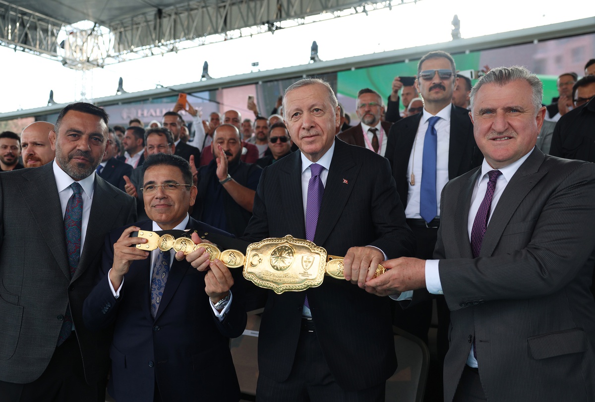 Cumhurbaşkanı Erdoğan, Yağlı Güreş Cumhurbaşkanlığı Kupası final mücadelelerini izledi