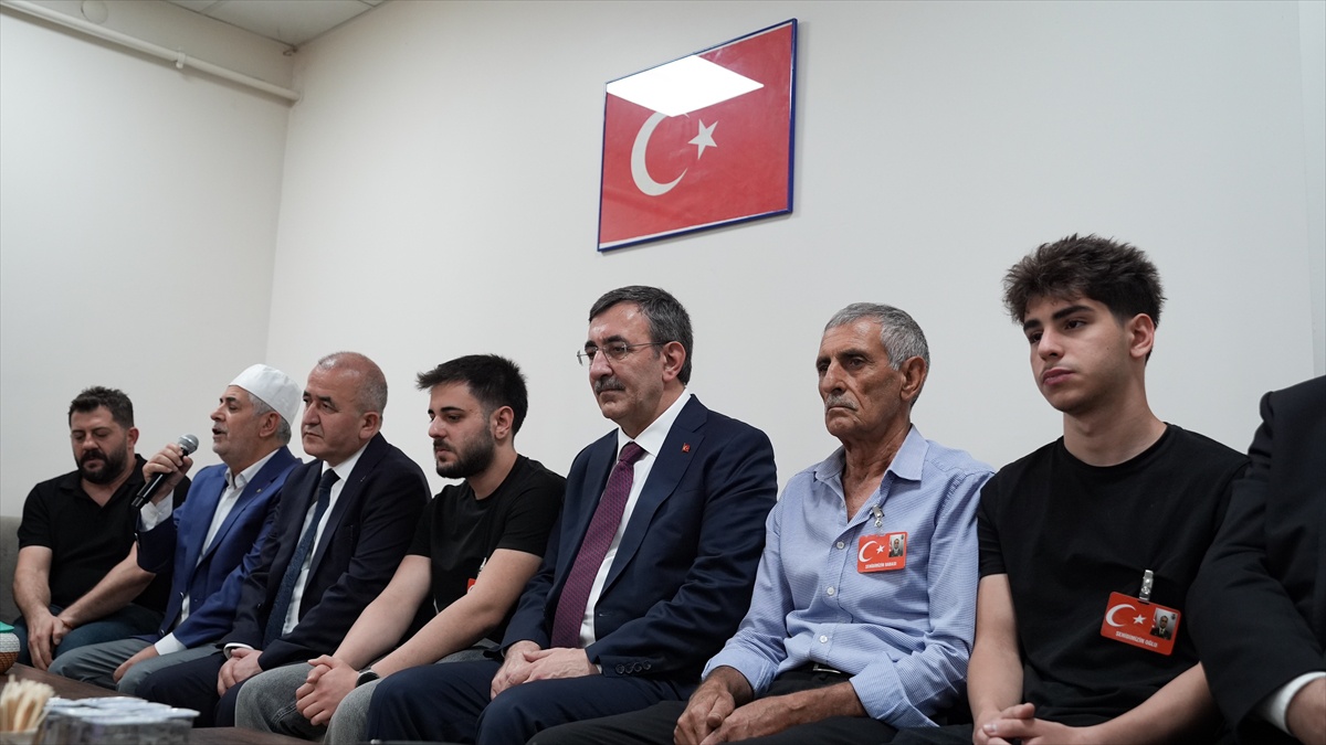 Cumhurbaşkanı Yardımcısı Yılmaz\'dan Elazığ\'da şehit Sevim\'in ailesine taziye ziyareti