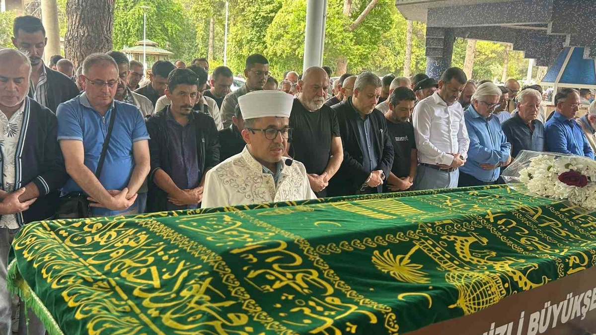 Denizli basınını yasa boğan gazeteci Mümtaz Dündar toprağa verildi.