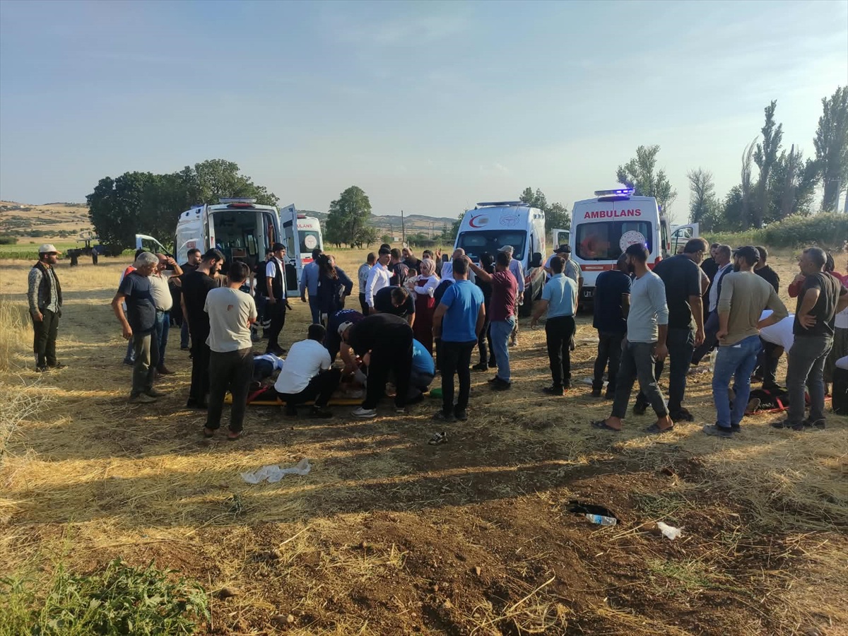 Diyarbakır\'da Fisovası mevkisinde devrilen otomobilde 4\'ü çocuk 9 kişi yaralandı