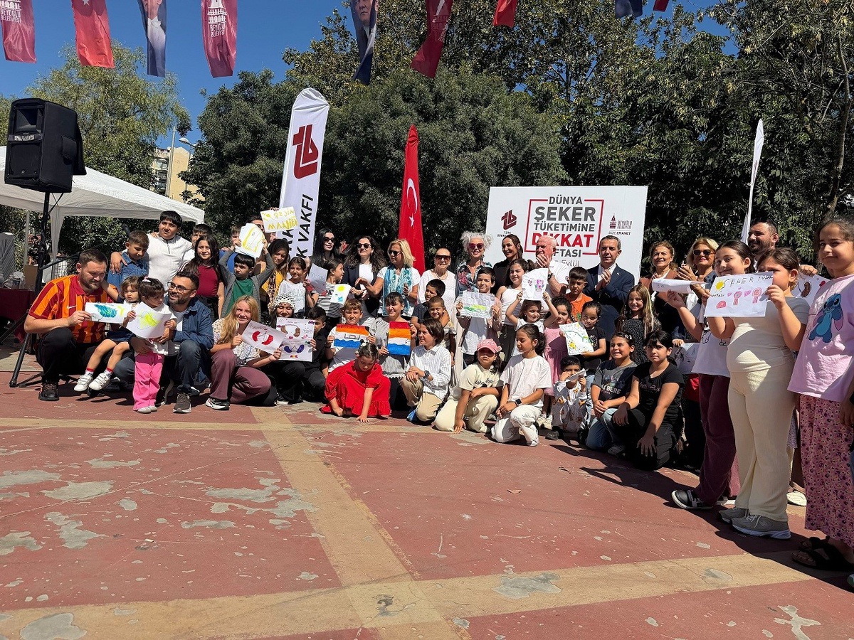 Etkinlikte uzmanlar çocuklara sağlıklı beslen, su iç, hareketli kal mesajı verdi