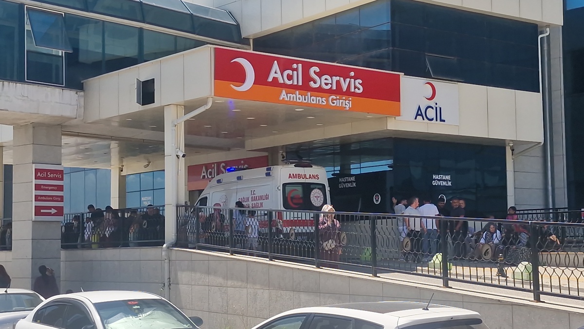 Düzce Beyciler\'de otomobil ile motosiklet çarpıştı, sürücü dahil 3 kişi yaralandı