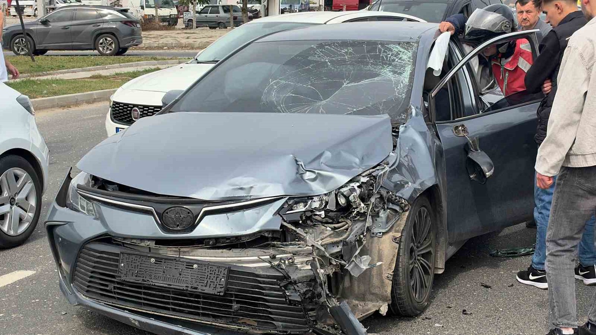 Düzce D655 Karayolu\'nda motosiklet ve otomobil çarpıştı, 2\'si ağır 3 kişi yaralandı