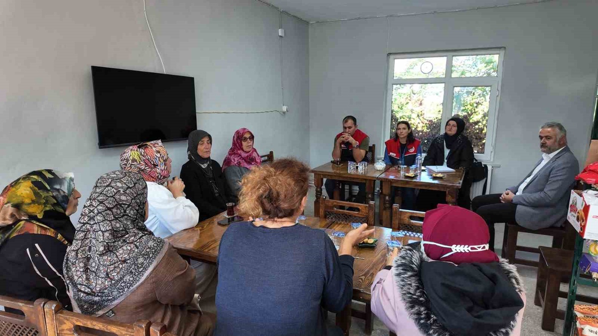 Düzce Tarım Müdürlüğü, Doğanlı\'da üreticilere kahverengi kokarca mücadelesini anlattı