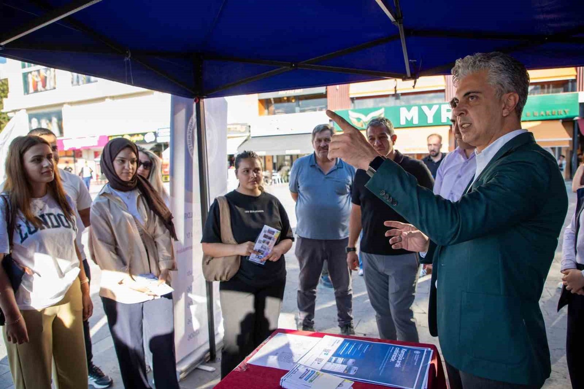 EBYÜ Rektörü Kuyrukluyıldız, Erzincan\'da öğrenci stantlarında inceleme yaptı