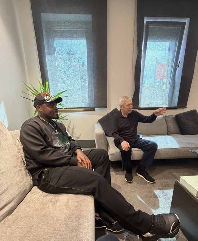 Emenike'den <a class='keyword-sd' href='/aziz-yildirim/' title='Aziz Yıldırım'>Aziz Yıldırım</a>'a vefa ziyareti! Elini öpüp